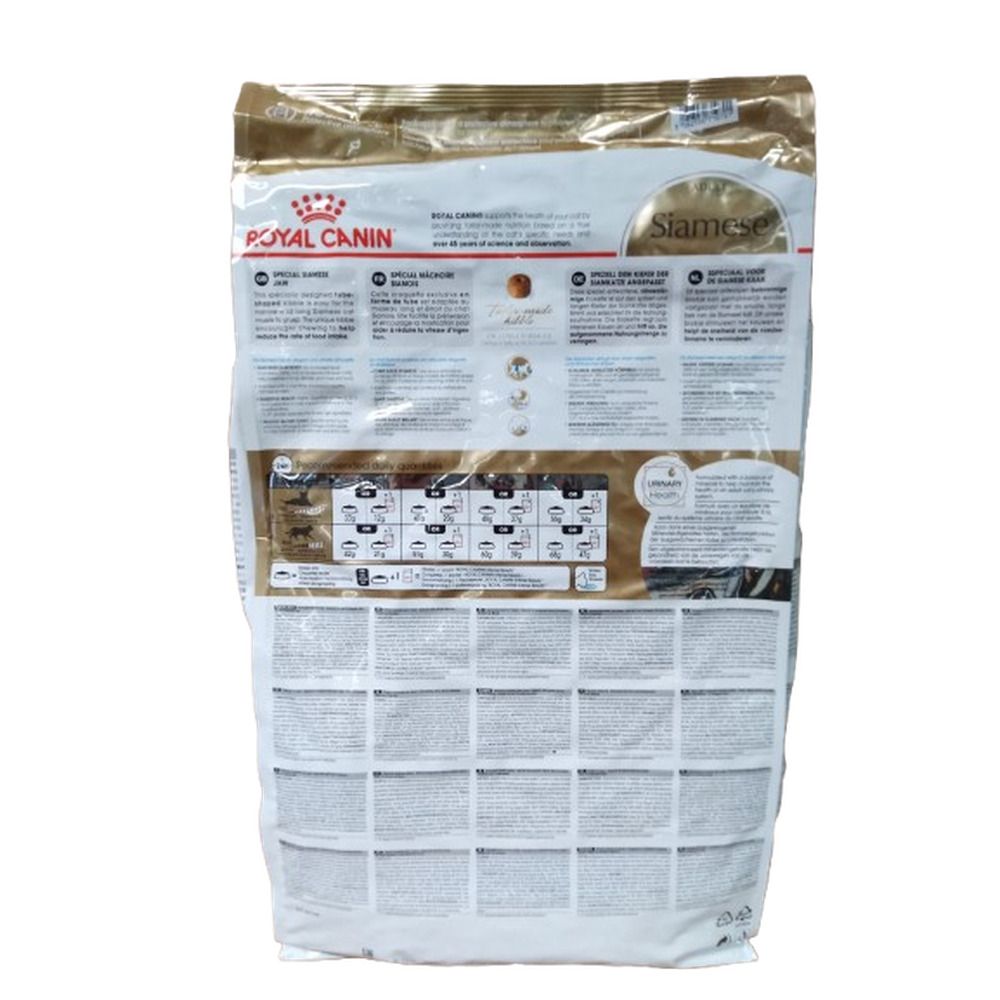 Rückseite eines Royal Canin Siamese Adult Trockenfutter-Beutels mit Fütterungstabellen und Produktinformationen.