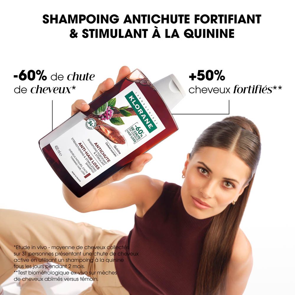 Femme tenant un flacon de shampooing. Texte: -60% de chute de cheveux, +50% cheveux fortifiés.