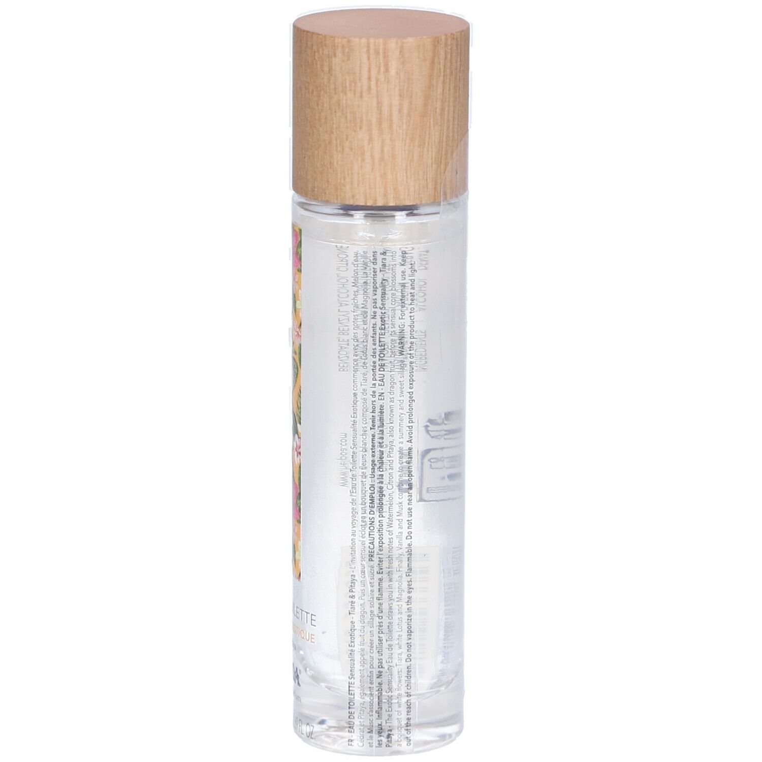 Rückansicht der zylindrischen Flasche. Holzverschluss. Gelbes Etikett mit Blumenmuster. Text und Barcode. Transparente Flüssigkeit sichtbar.