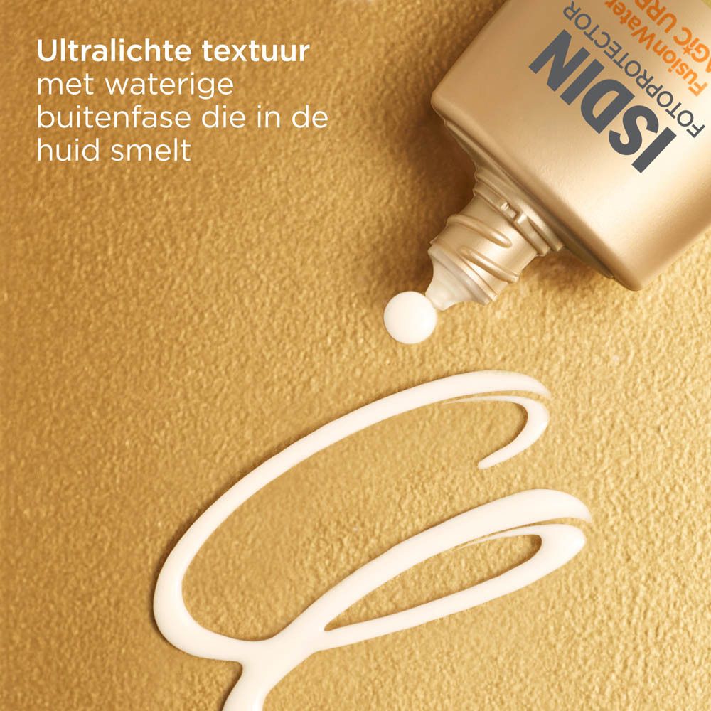 ISDIN Fotoprotector Fusion Water Magic Urban. Produkt wird aus der Flasche gedrückt. Goldener Hintergrund.