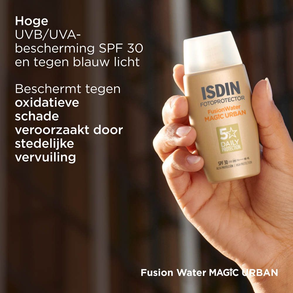 ISDIN Fotoprotector Fusion Water Magic Urban. Flasche in Hand. Text: Hoher UV-Schutz, gegen blaues Licht.