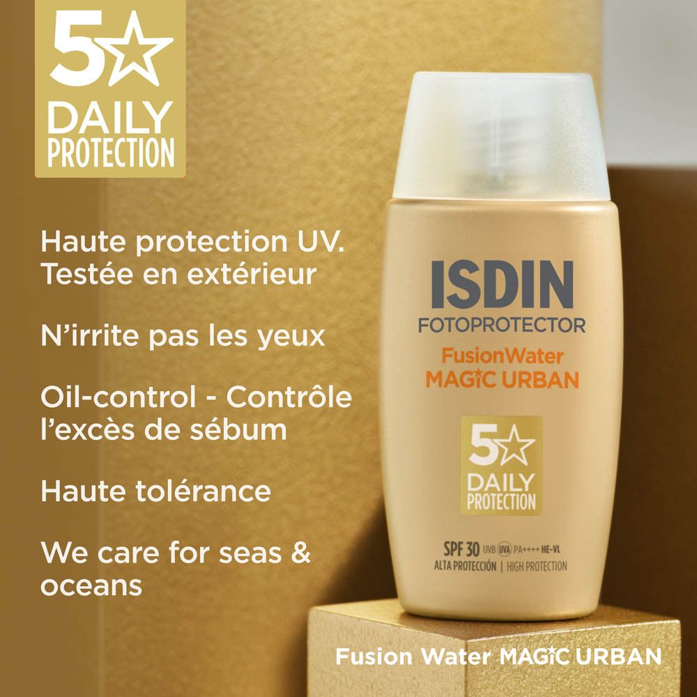 Femme appliquant ISDIN Fotoprotector Fusion Water Magic Urban. Texte: Avant le maquillage.