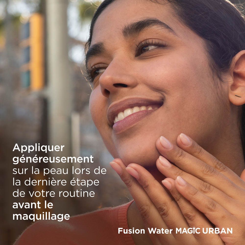 Femme souriante. Citation: La dernière étape de ma routine beauté.