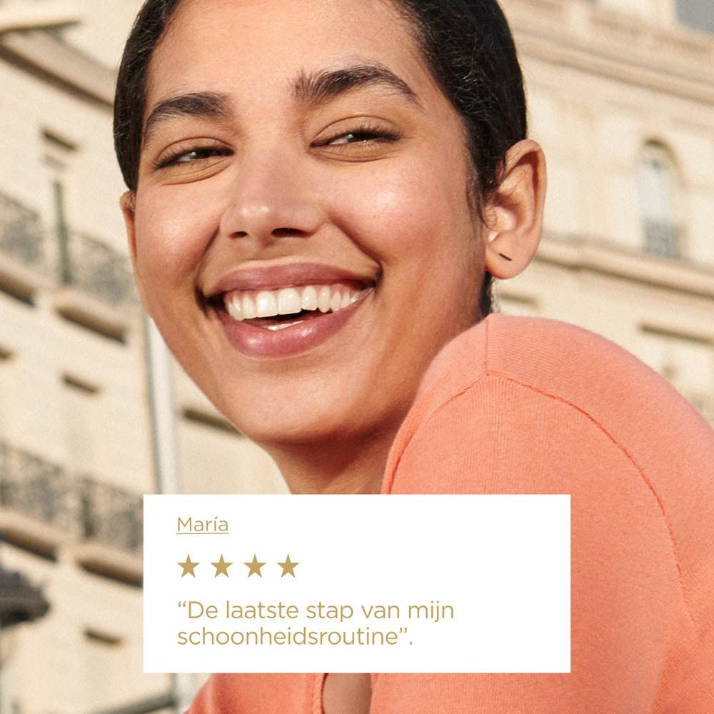 Frau lächelt. Zitat: „Der letzte Schritt meiner Schönheitsroutine“. Sterne-Bewertung.