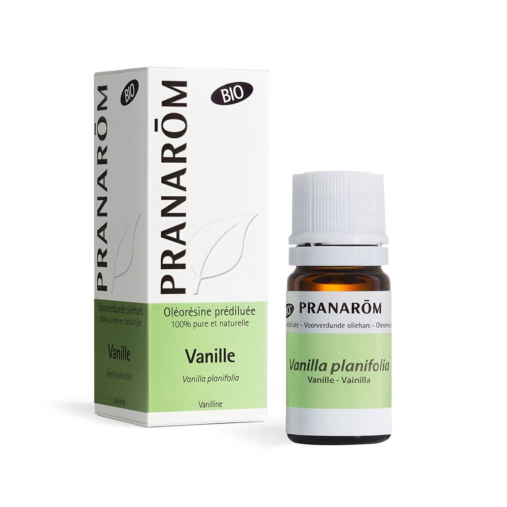Braune Glasflasche und Karton. Aufschrift: Pranarôm, Vanille, BIO. Flasche: Vanilla planifolia.