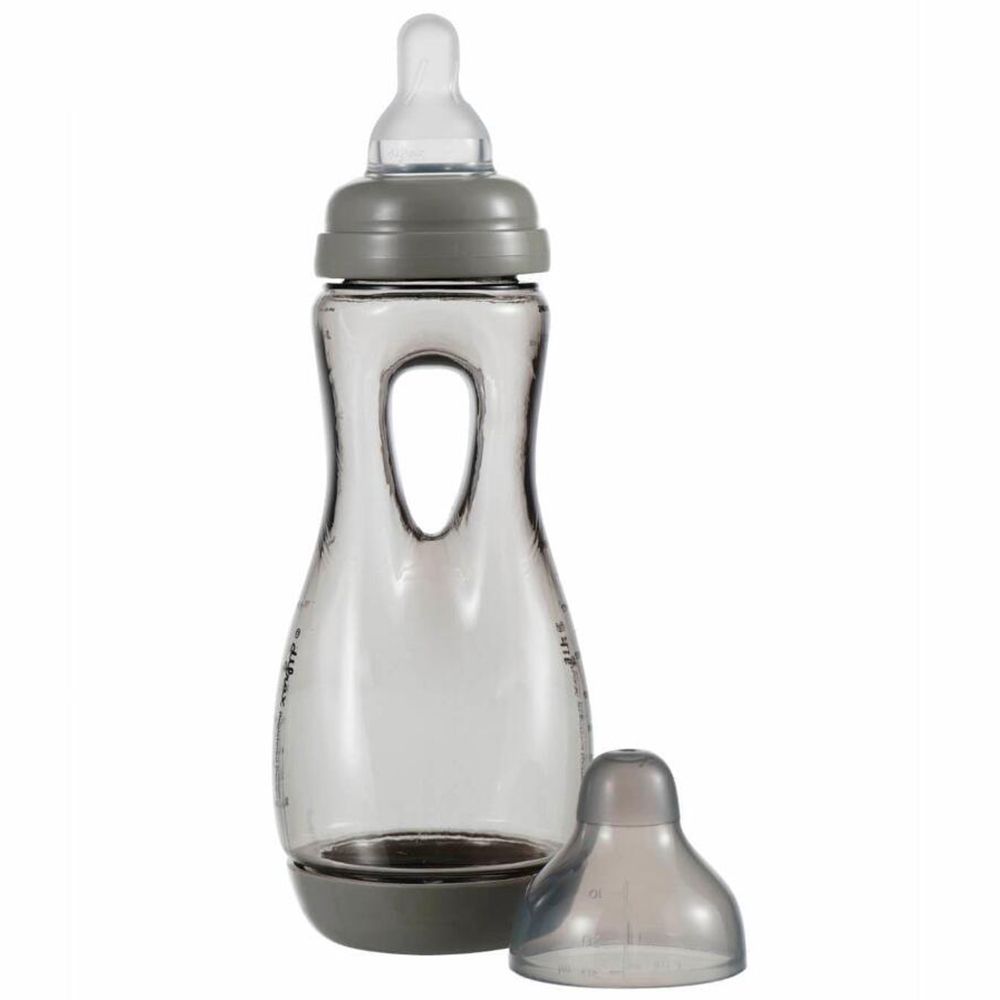 Biberon transparent avec bouchon et base gris. Tétine et poignée. Forme ergonomique.