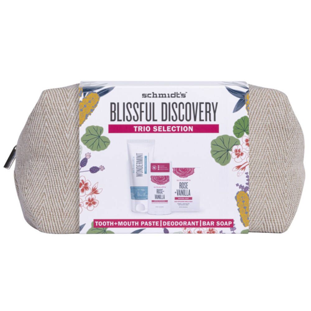 Geschenkset mit Zahnpasta, Deodorant und Seife. Verpackt in einer beigefarbenen Kosmetiktasche mit Reißverschluss. Aufdruck: Blissful Discovery.