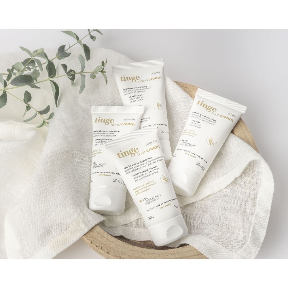 Quatre tubes de crème pour pieds Tinges dans un panier avec tissu. Taille 50ml, pour peau sèche.