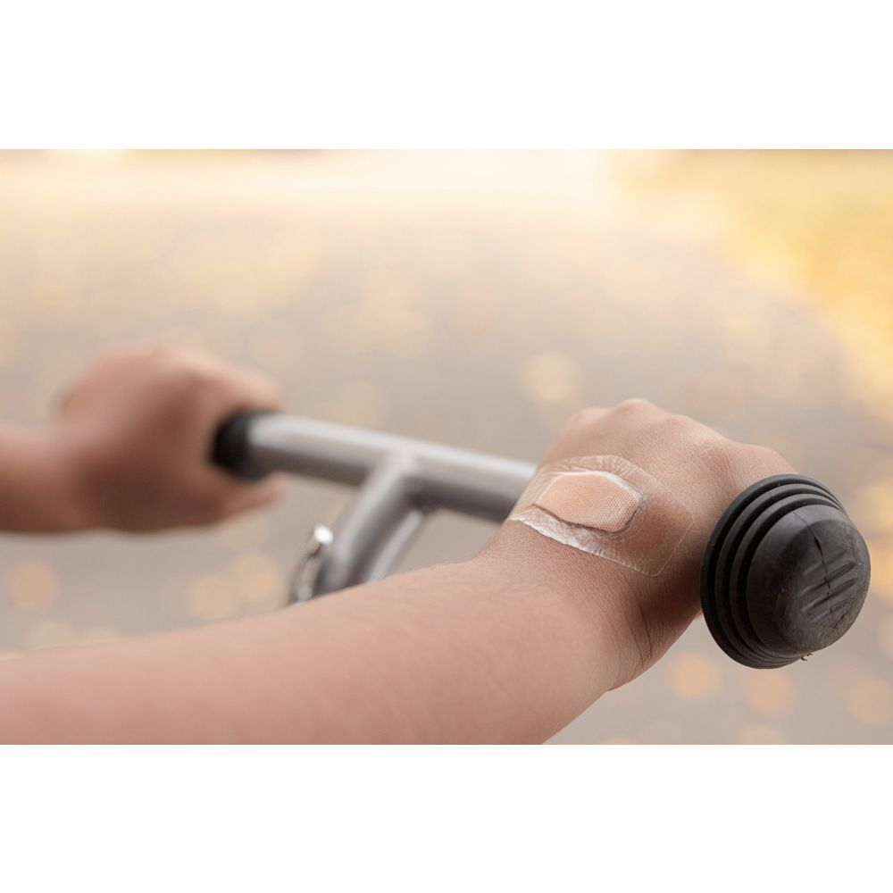 Pansement Nexcare aqua clear waterproof sur le poignet. Gros plan.