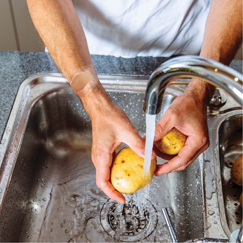 Nexcare aqua clear MAXI Pflasterbox. 5 Stück. Wasserdicht. Aufdruck mit Produktnamen und Eigenschaften.