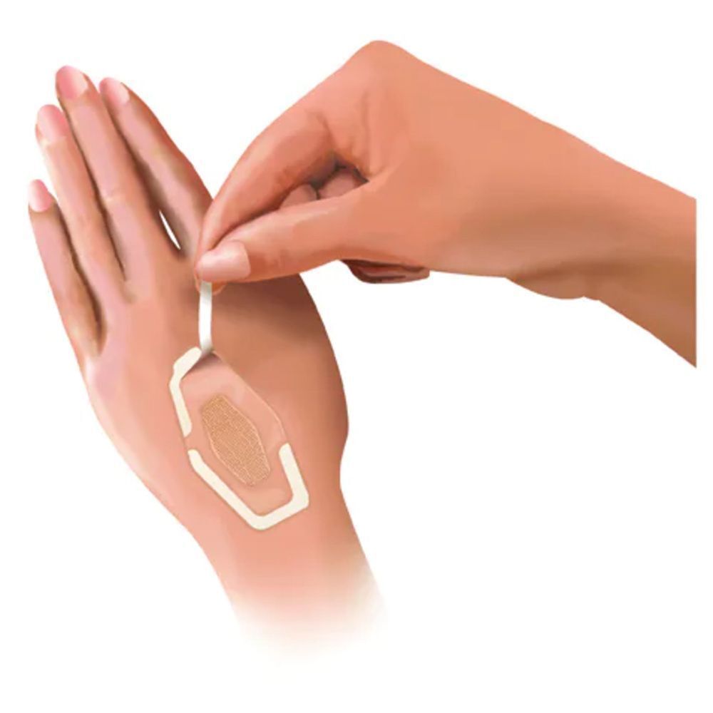 Personne applique un pansement Nexcare aqua clear MAXI sur la main.