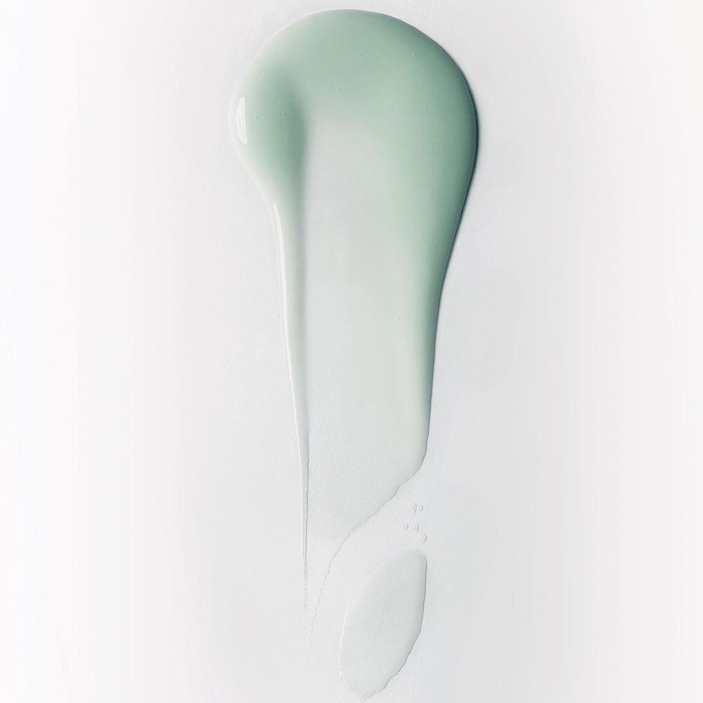 Goutte de liquide vert sur fond blanc. Pas d'emballage visible.