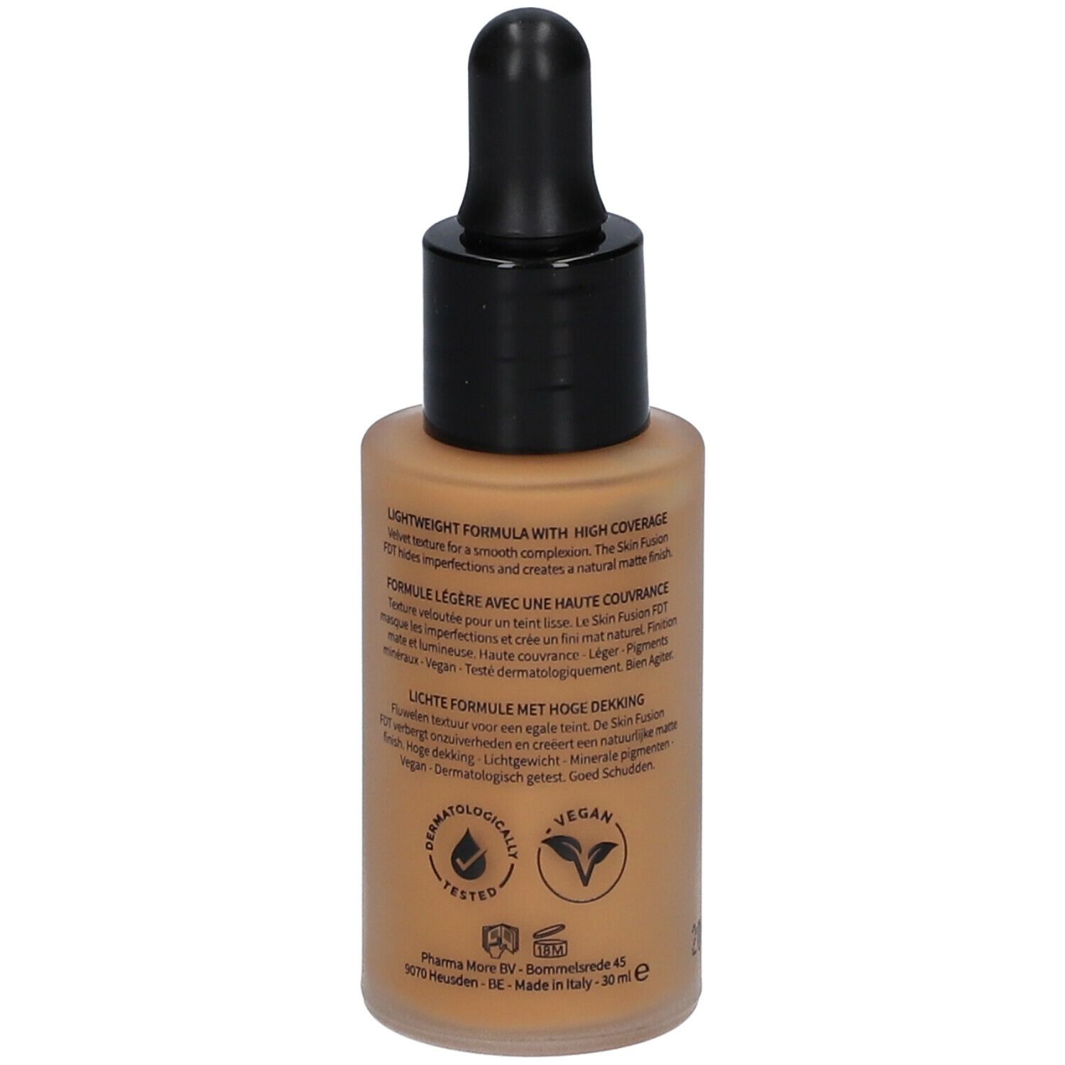 Foundation-Flakon mit Text. Braune Flüssigkeit, schwarzer Deckel. Aufschrift: Les Couleurs de Noir, vegan, dermatologisch getestet.
