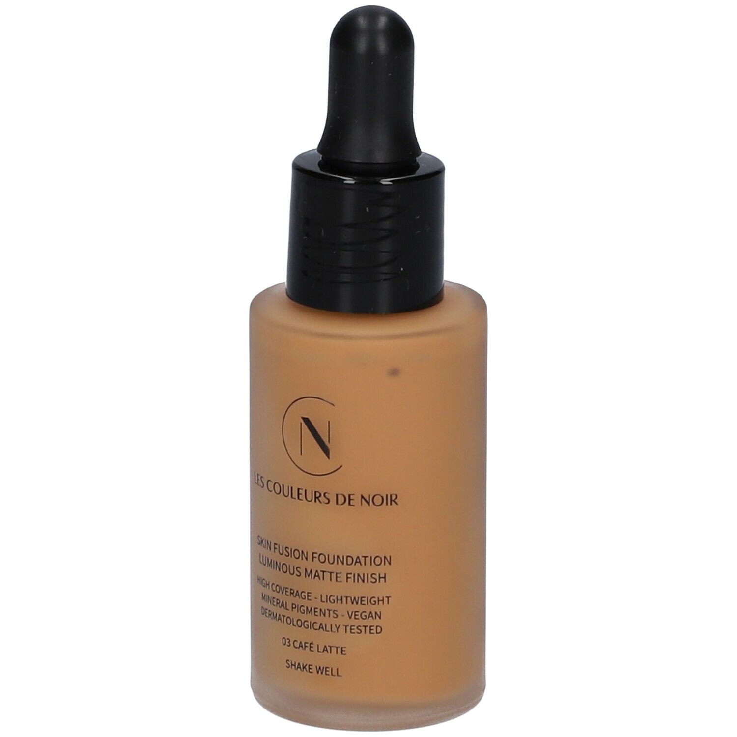 Foundation-Flakon, braune Flüssigkeit, schwarzer Deckel. Aufschrift: Les Couleurs de Noir, 03 Café Latte, Shake well.