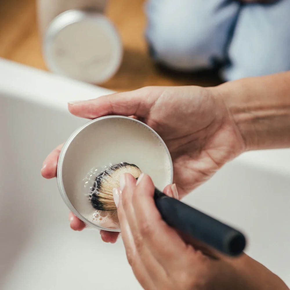 Les Couleurs De Noir Solid Brush Cleanser Végétal
