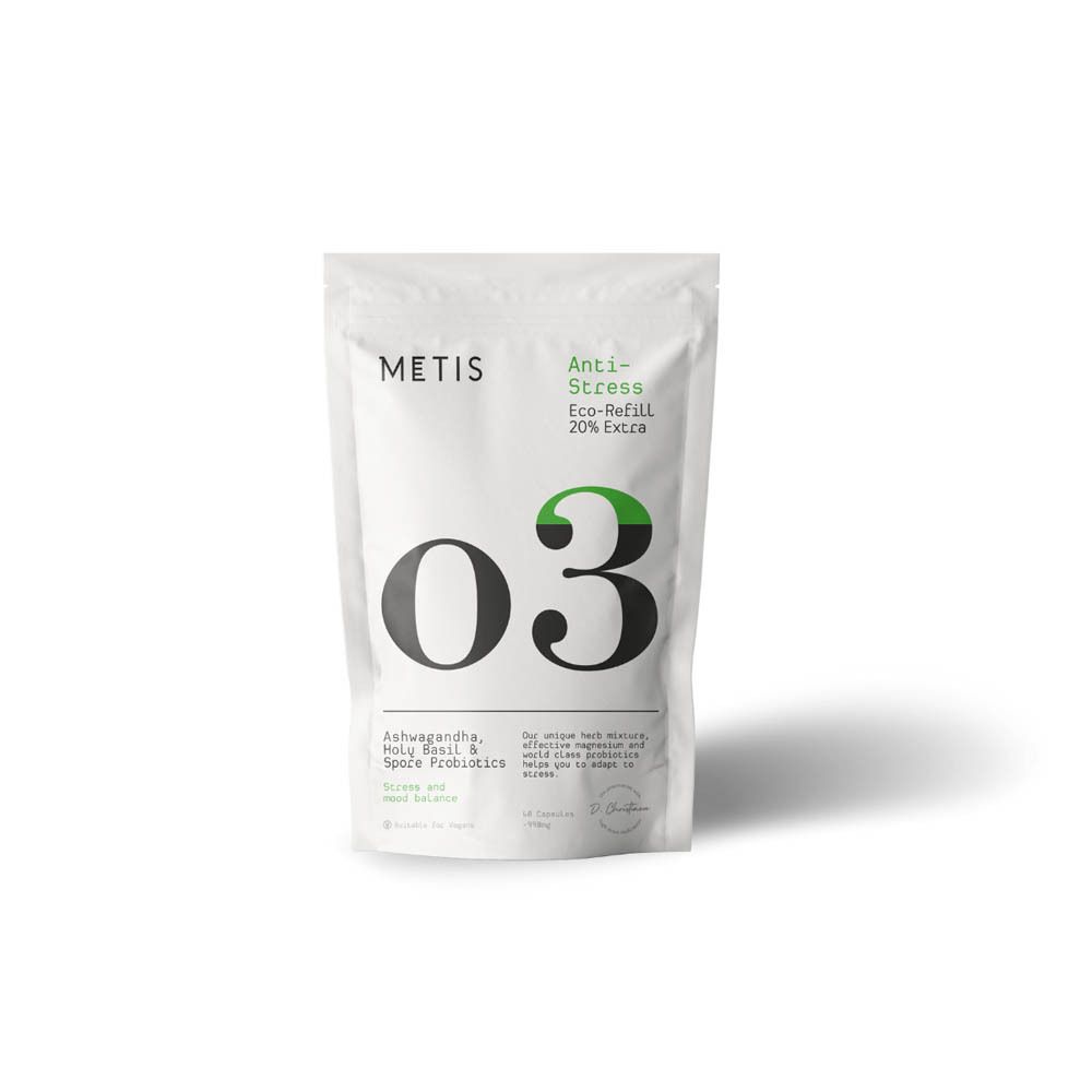 Weiße Beutel mit METIS-Logo und "O3"-Aufdruck. Text: Anti-Stress, Eco-Refill, 20% Extra. Enthält Ashwagandha, Holy Basil, Spore Probiotika.