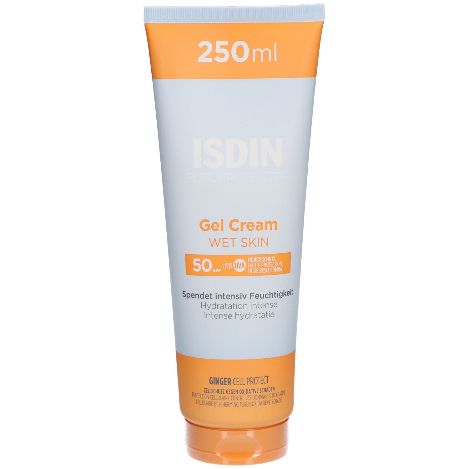 Frau hält eine Sonnencreme-Tube. ISDIN Fotoprotector Gel Cream, 250ml. LSF 50. Frau lächelt.