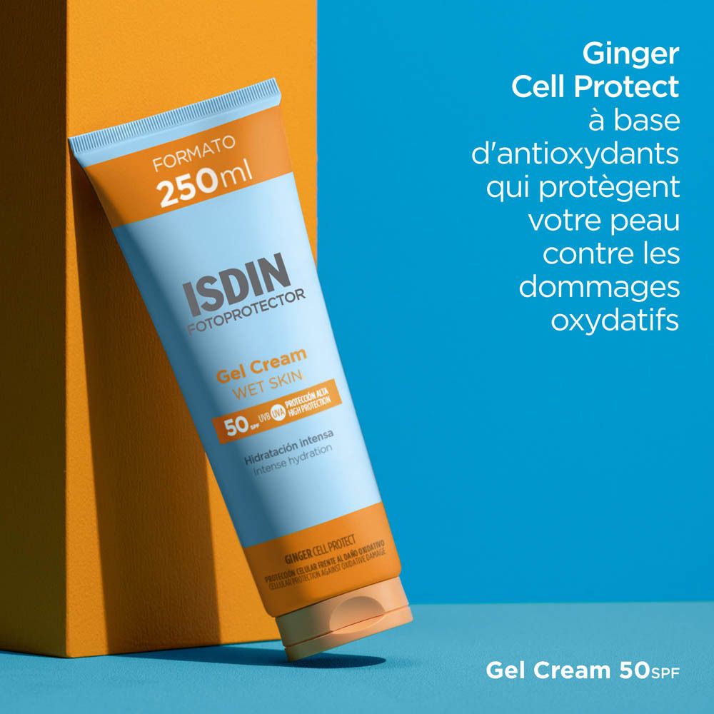 Femme tenant un tube de crème solaire. ISDIN Fotoprotector Gel Cream, 250ml. La femme sourit.