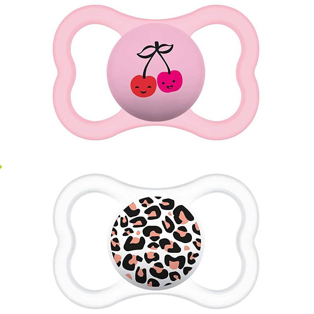 Zwei Schnuller mit Kirsch- und Leopardenmuster. Rosa und weiß. Runde Sauger, Schmetterlingsschild.