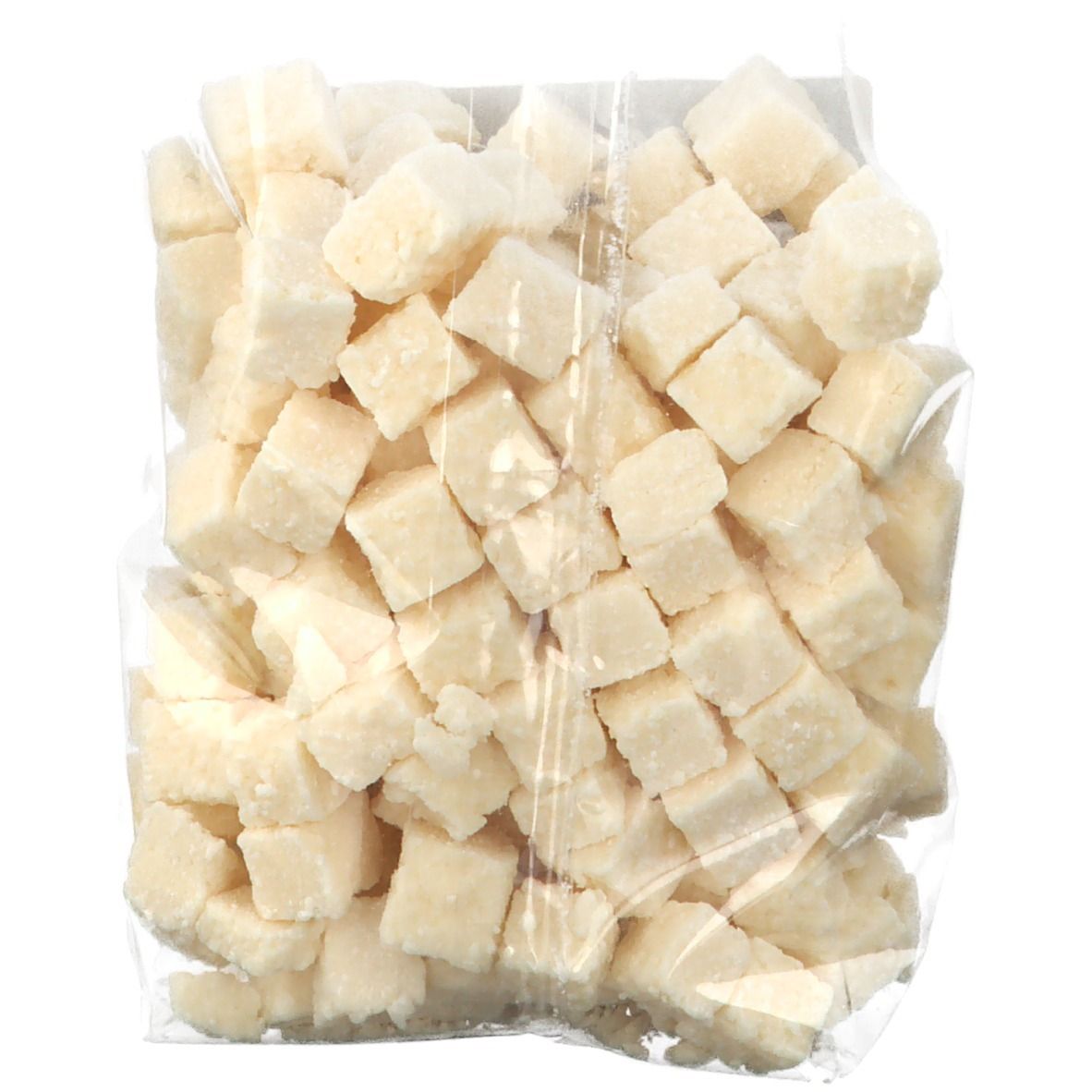Sachet transparent rempli de nombreux petits cubes clairs. Les cubes sont de forme irrégulière et semblent être de la noix de coco.