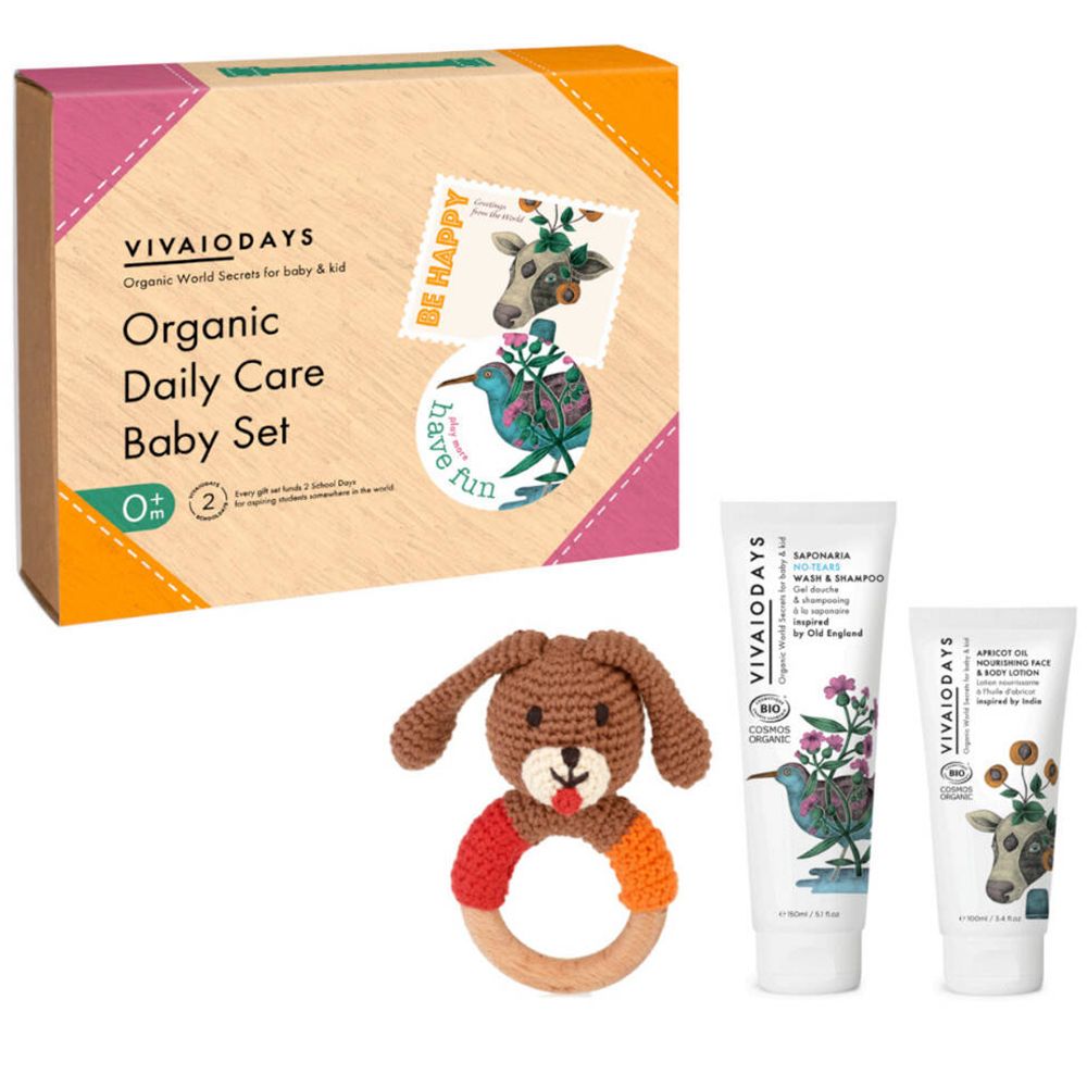 Geschenkset mit Baby-Pflegeprodukten und Spielzeug. Enthält Waschgel, Lotion und einen Holzring-Beißring.
