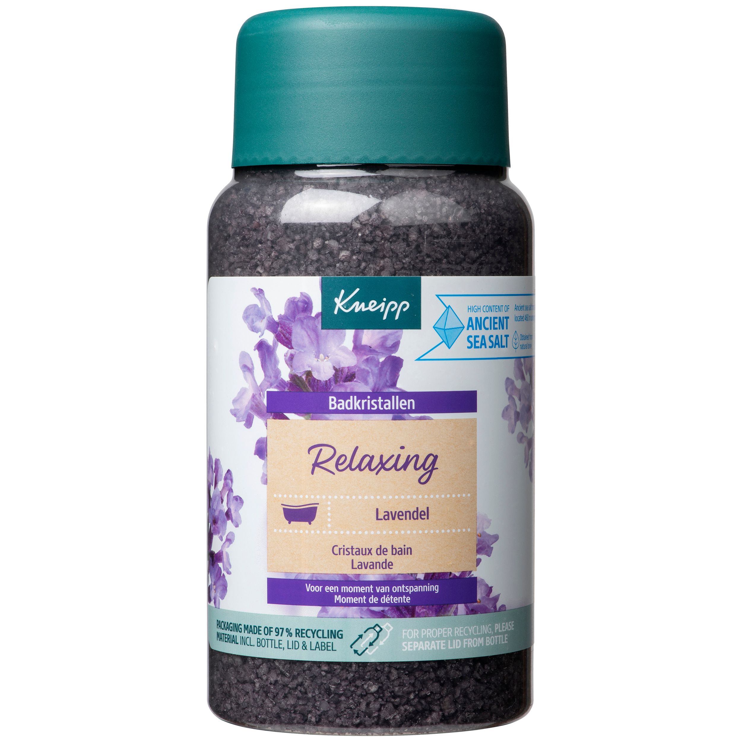Cristaux de bain Kneipp® Lavande en flacon. Cristaux violets. Bouchon vert. Étiquette avec nom du produit et illustration de lavande.