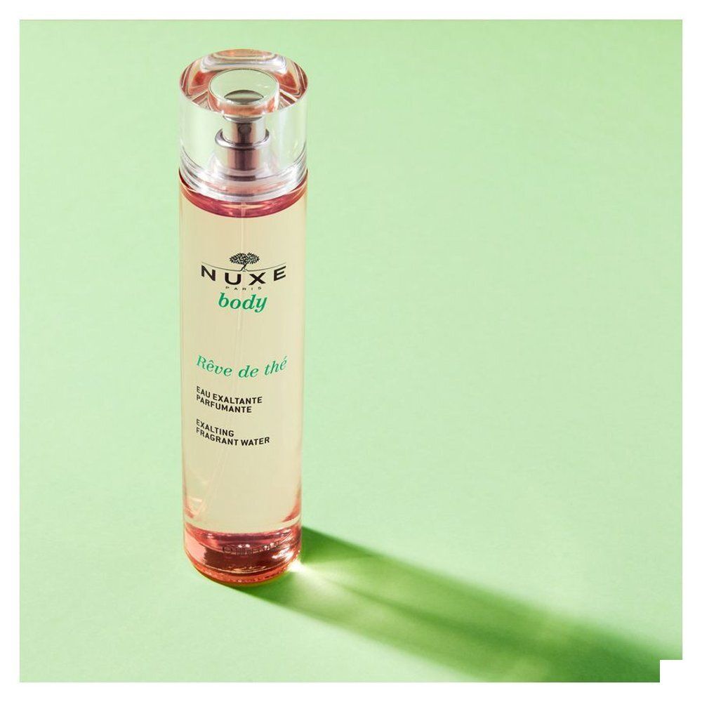 Flacon cylindrique avec vaporisateur. Inscription: NUXE body, Rêve de thé, Eau exaltante parfumante, Exalting fragrant water.