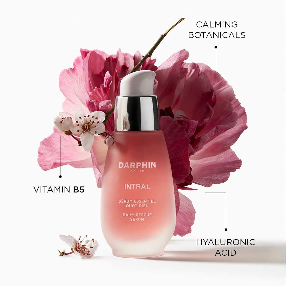 Flacon de sérum rose avec fleurs et texte : Darphin, Intral, Daily Rescue Serum, Vitamine B5, Acide hyaluronique.