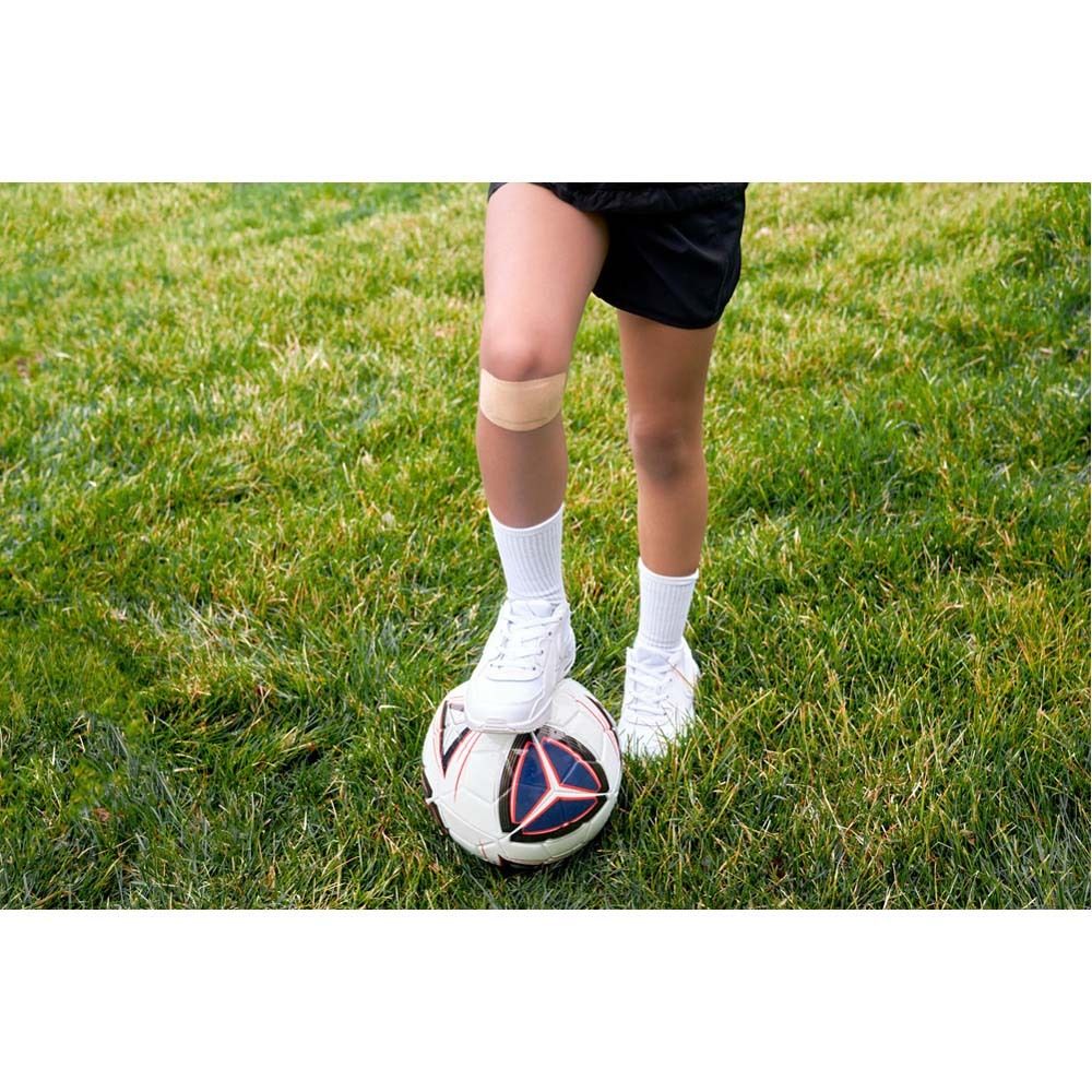 Rückseite der Nexcare Ultra Stretch MAXI Pflasterbox. Produktinformationen in verschiedenen Sprachen. Logos und Zertifizierungen.