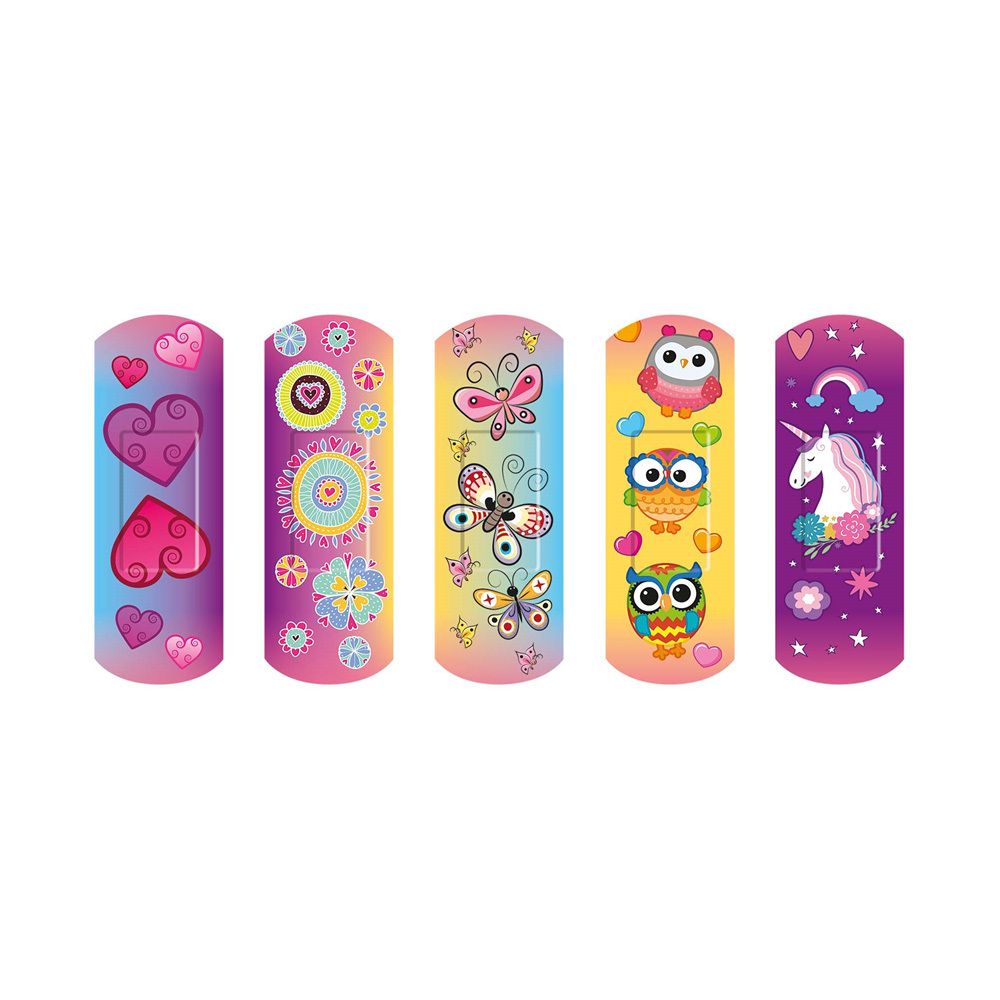 Fünf Pflaster mit verschiedenen Designs. Herzen, Blumen, Schmetterlinge, Eulen und Einhörner.