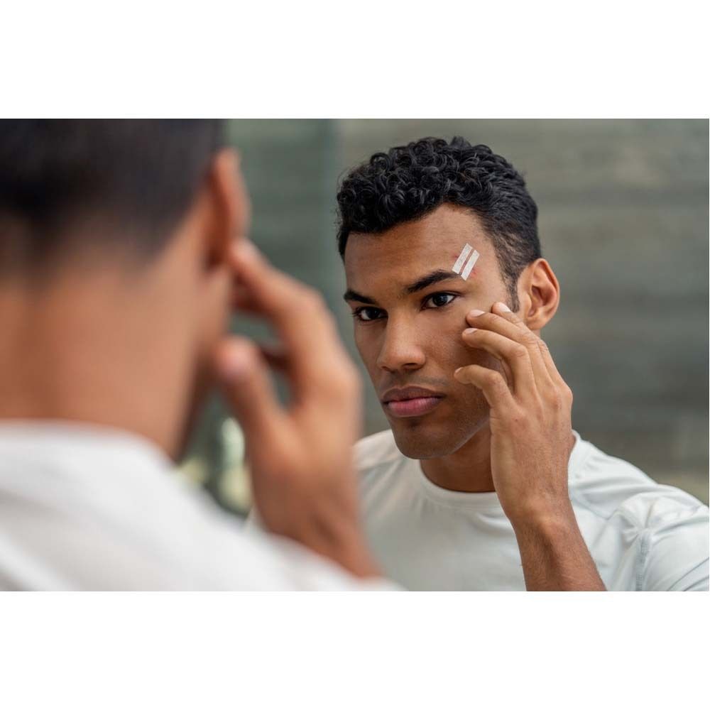 Nexcare Erste-Hilfe-Mix. Karton mit Pflastern in verschiedenen Formen. 20 Stück. 3M-Logo und grünes Kreuz.