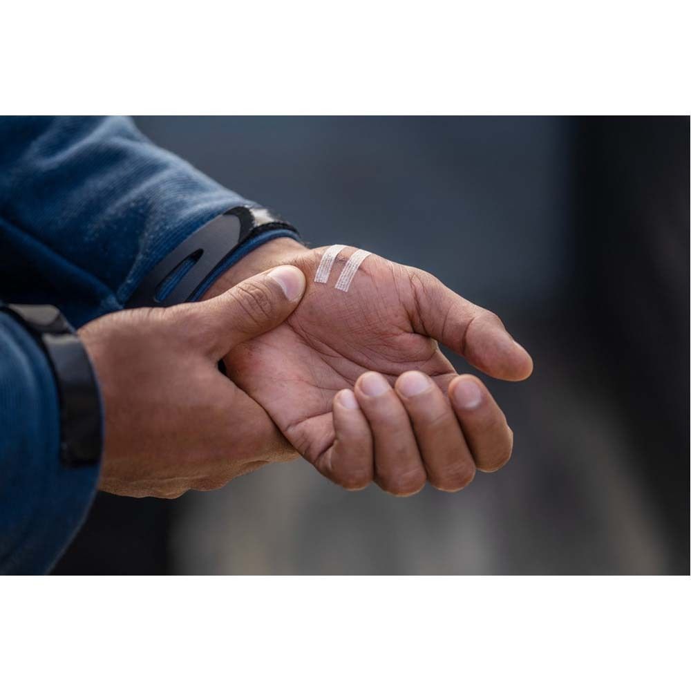 Nexcare Erste-Hilfe-Mix. Karton mit Pflastern in verschiedenen Formen. 20 Stück. 3M-Logo und grünes Kreuz.