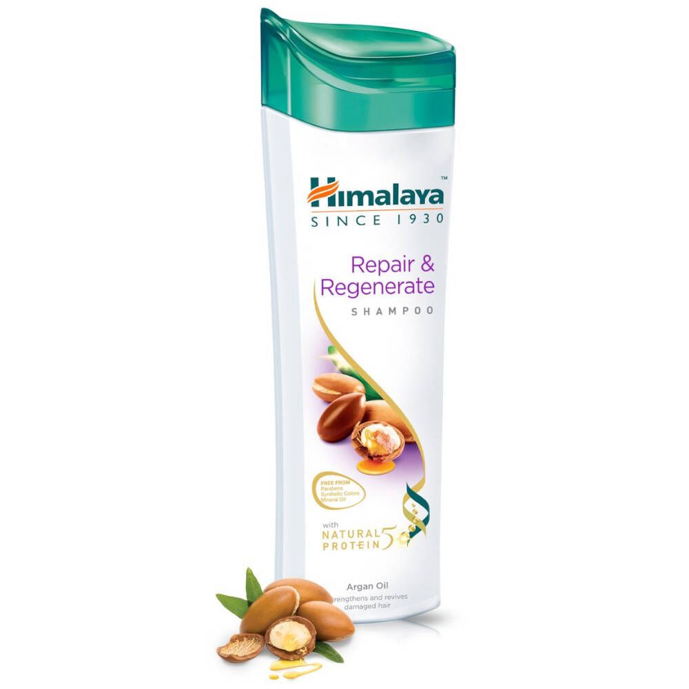Flacon de shampooing blanc avec bouchon vert. Inscription: Himalaya, Repair & Regenerate Shampoo. Illustration d'huile d'argan et de noix.