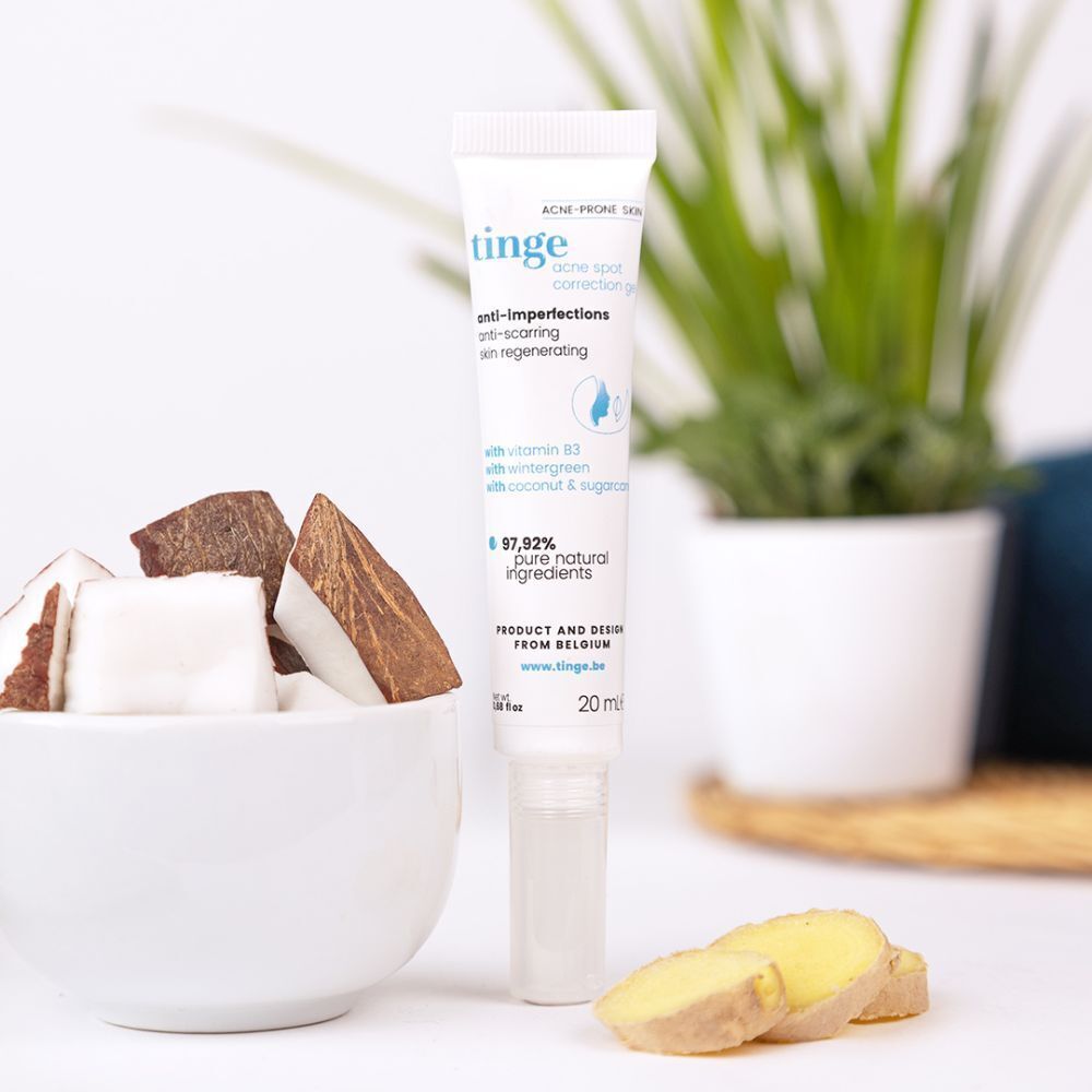 Emballage et tube du produit. Emballage : blanc, texte : tinge, acne spot correction gel. Tube : blanc, texte : anti-imperfections.