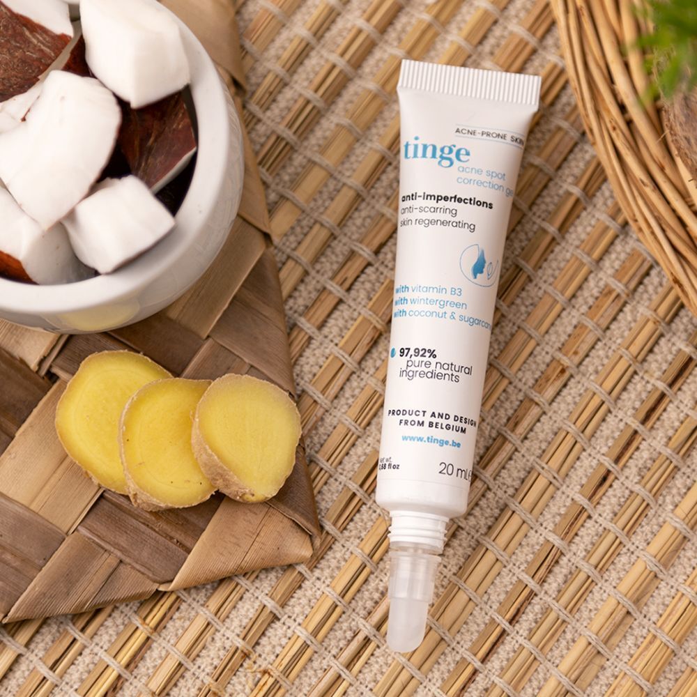 Emballage et tube du produit. Emballage : blanc, texte : tinge, acne spot correction gel. Tube : blanc, texte : anti-imperfections.