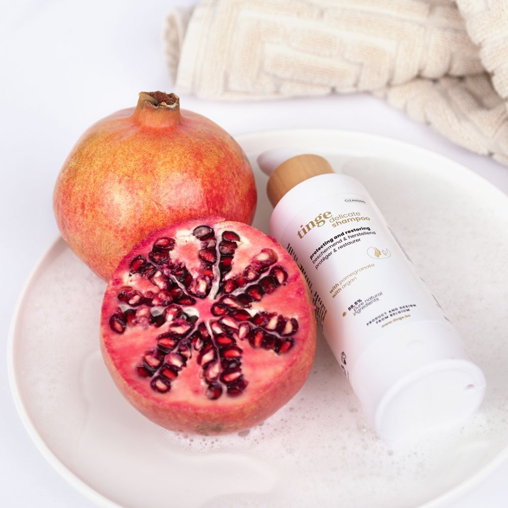 Bouteille de Tinge Delicate Shampoo avec pompe, vue de côté.