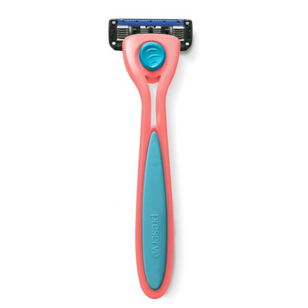 Rasoir rose et bleu. Tête de rasoir avec lames bleues. Le manche porte le mot "preserve".