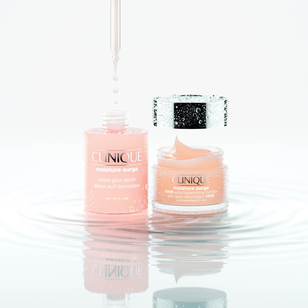 Clinique Feuchtigkeitscreme und Serum mit Pipette, umgeben von Wasserwellen.