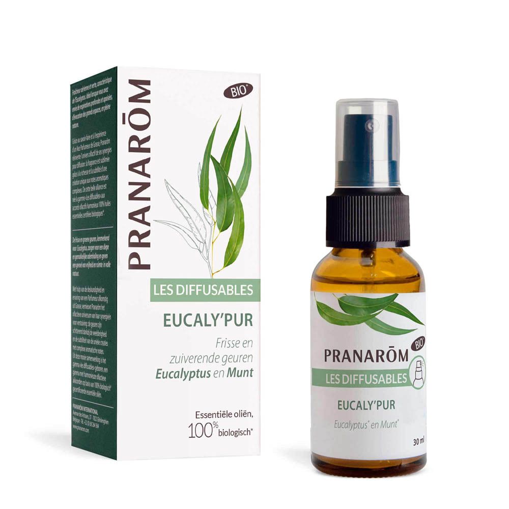 Produkt und Verpackung. Braune Flasche mit Sprühkopf und Karton. Text: PRANARÔM, LES DIFFUSABLES, EUCALY'PUR, 100% biologisch.