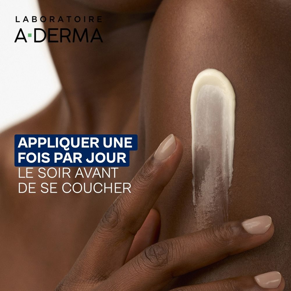 A-Derma Logo und eine Hand, die eine weiße Creme auf dunkle Haut aufträgt.