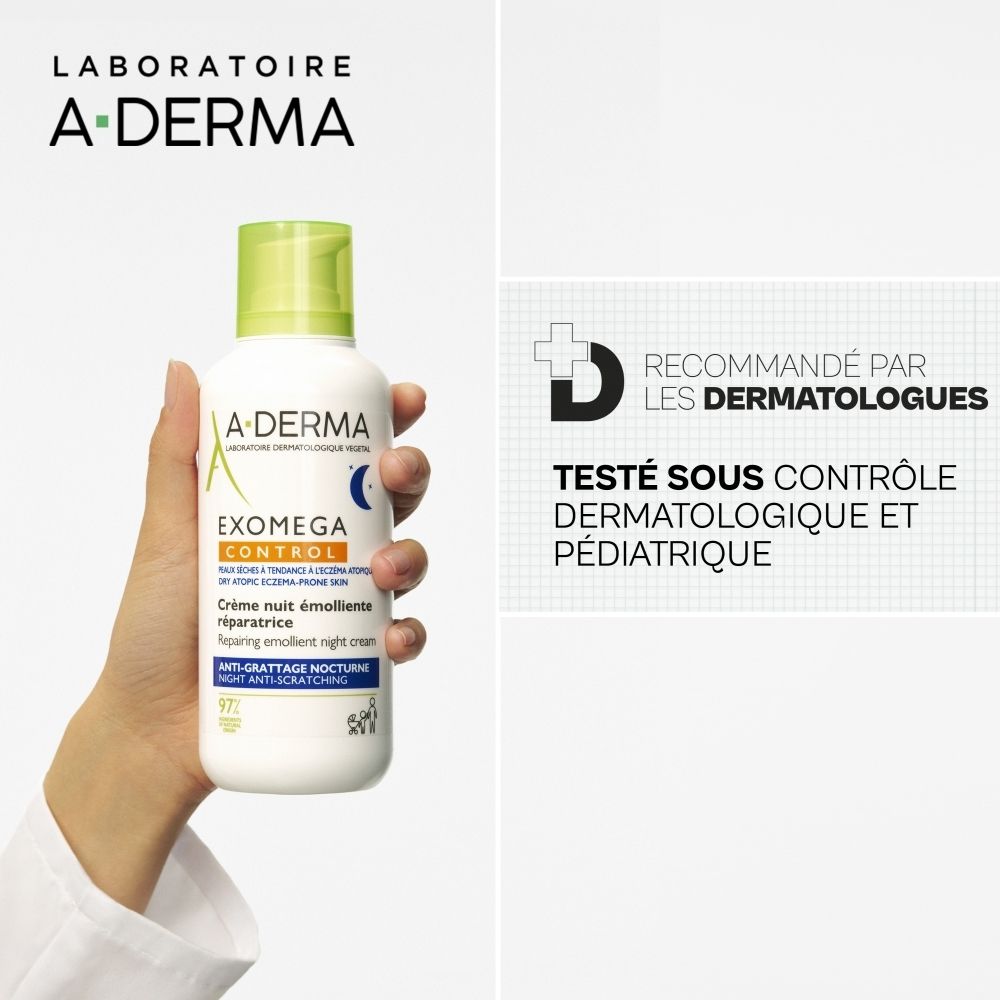 A-Derma Exomega Control: Hand hält eine Flasche, empfohlen von Dermatologen.