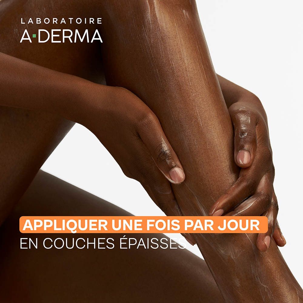 Beine einer Person, die mit einer Lotion eingecremt werden. Logo von A-Derma.