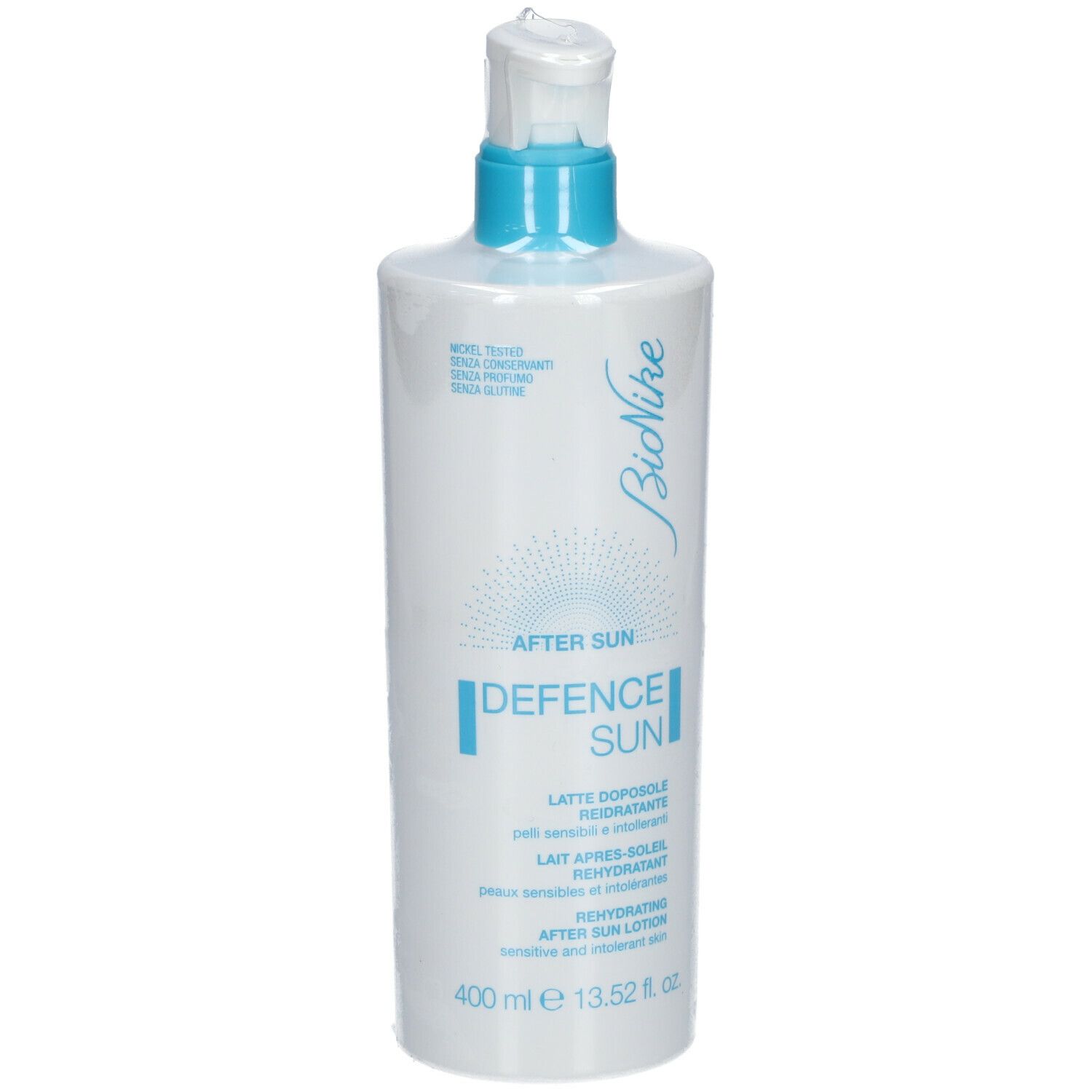 Weiße Flasche mit blauem Pumpkopf. Aufschrift: AFTER SUN, DEFENCE SUN, Rehydrierende After-Sun Lotion. Marke: BioNike.