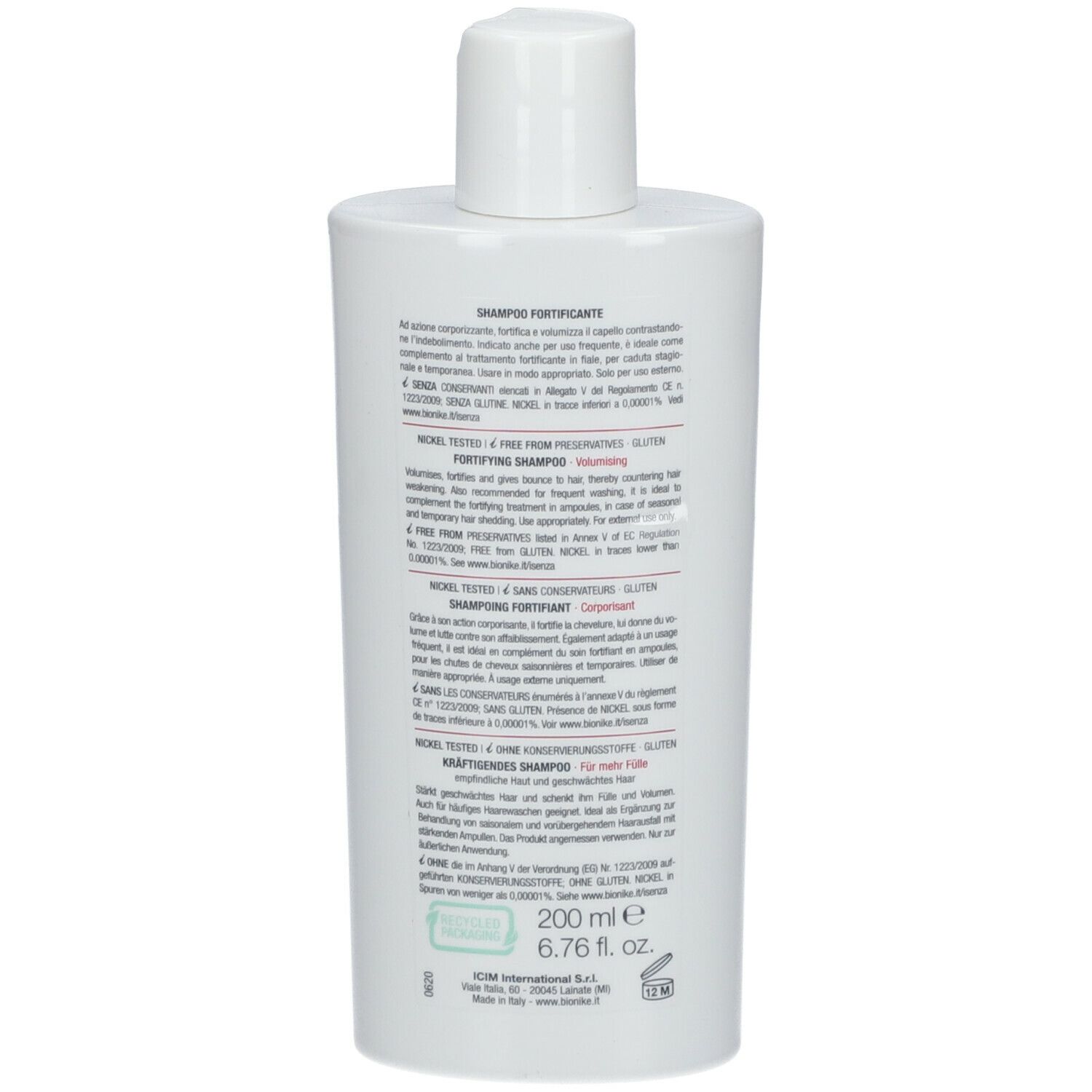 Dos d'un flacon de shampooing blanc. Texte en plusieurs langues, dont l'allemand et l'anglais.