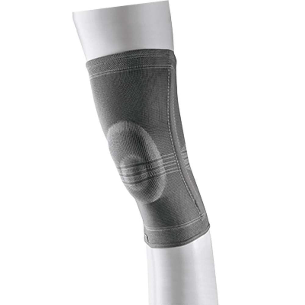 Kniebandage in Verpackung. 3M und FUTURO Logos. Größe M. Person trägt die Bandage. Hintergrund: Felsen.