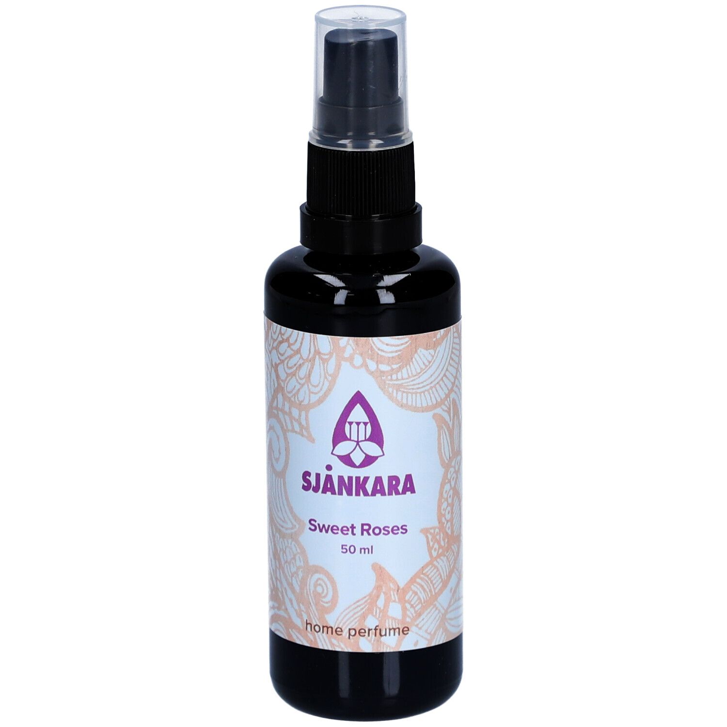 Schwarze Sprühflasche mit weißem Etikett. Aufschrift: Sjankara Sweet Roses, 50 ml, Home Perfume.
