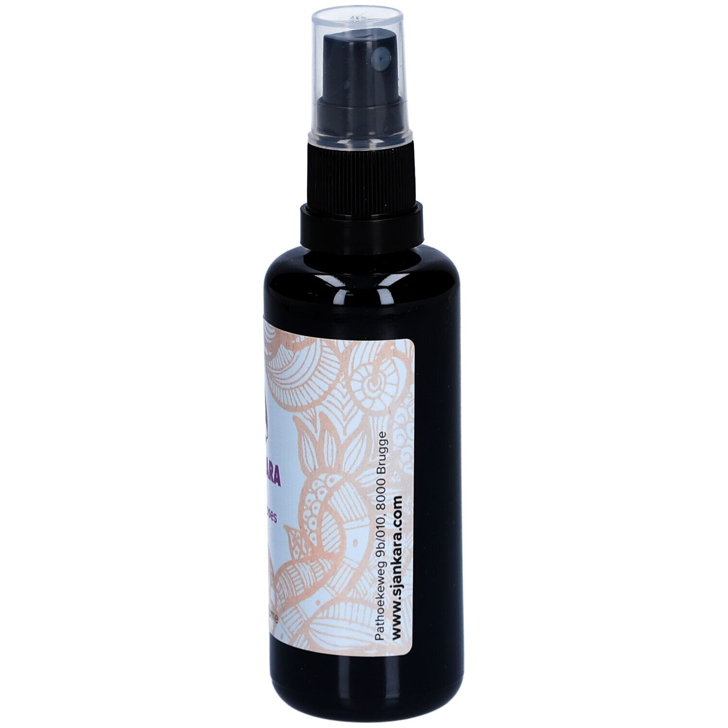 Schwarze Sprühflasche mit weißem Etikett. Text: Sjankara, Sweet Roses, 50 ml, Home Perfume. Adresse.