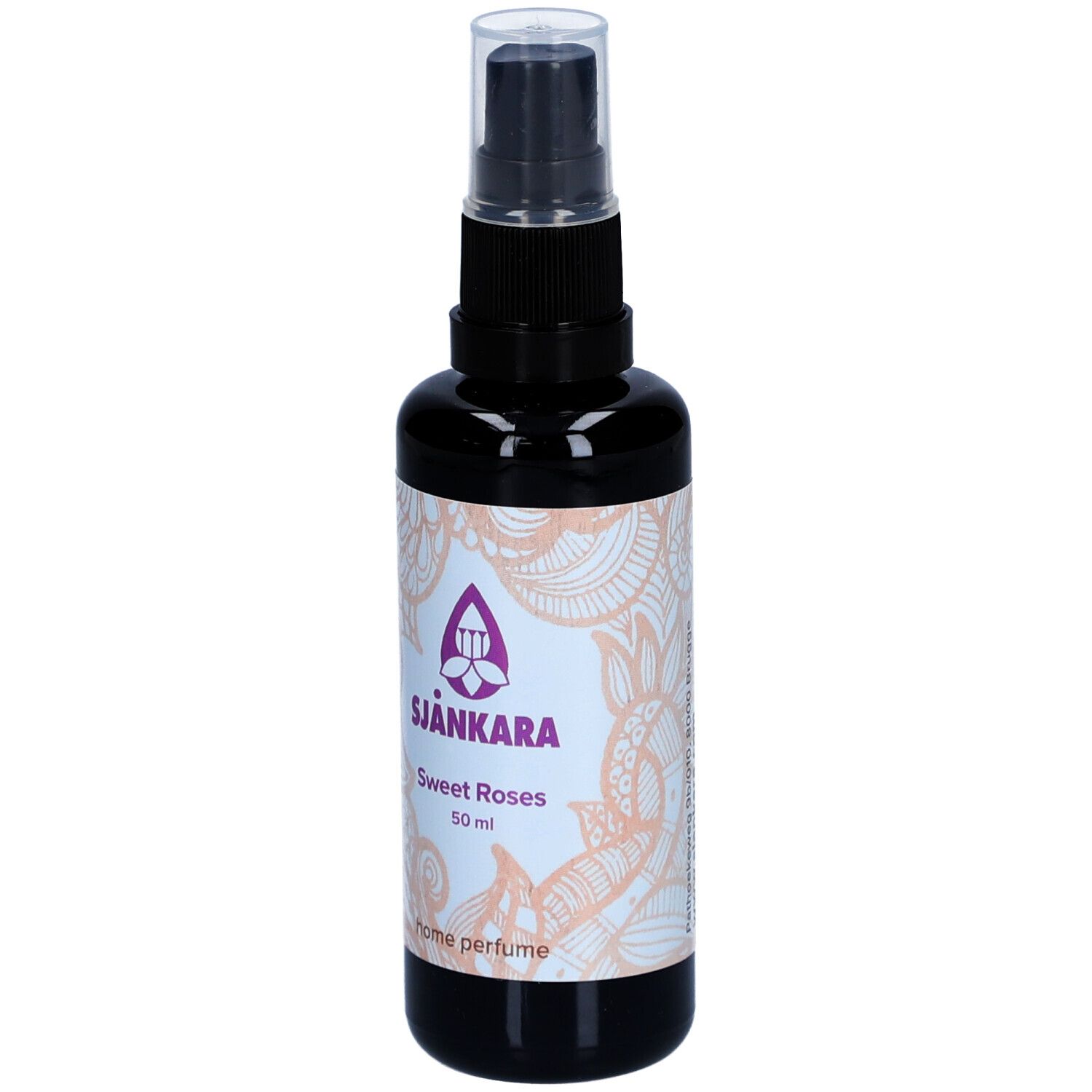 Schwarze Sprühflasche mit weißem Etikett. Aufschrift: Sjankara Sweet Roses, 50 ml, Home Perfume.