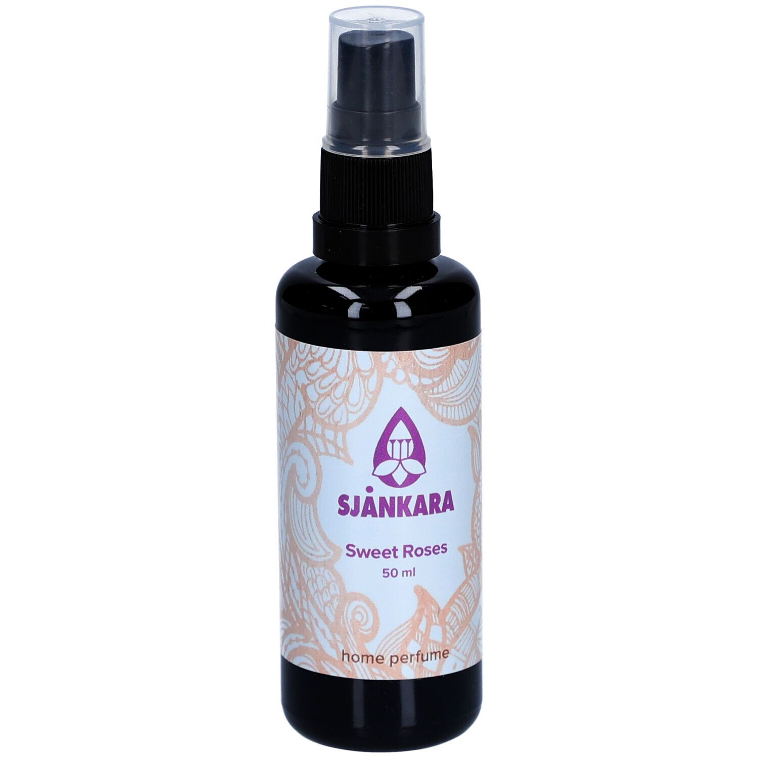 Schwarze Sprühflasche mit weißem Etikett. Aufschrift: Sjankara Sweet Roses, 50 ml, Home Perfume.