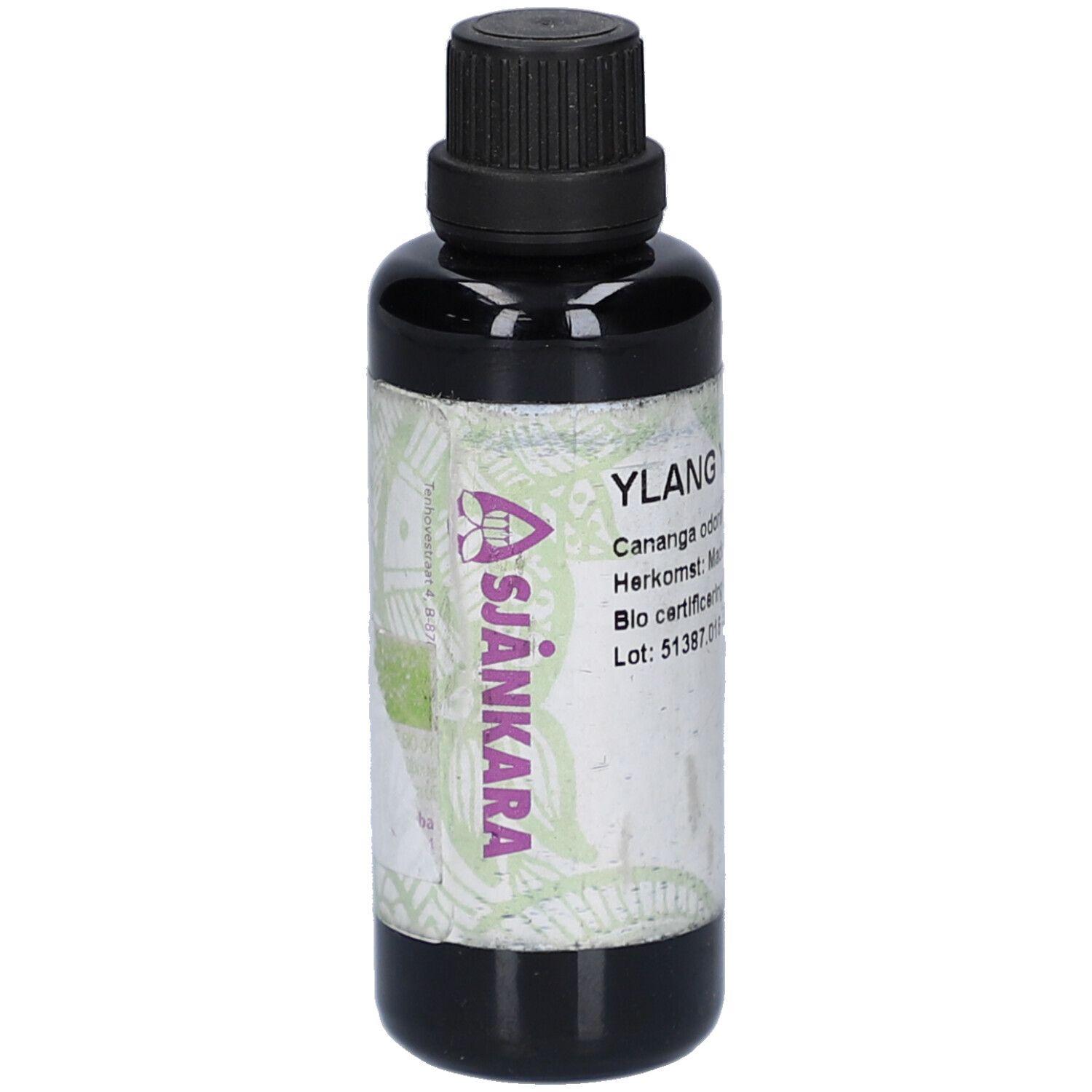Braune Glasflasche mit schwarzem Deckel. Etikett mit Logo und Text: Sjankara, Ylang Ylang, Herkunft Madagaskar, Bio-Zertifizierung.